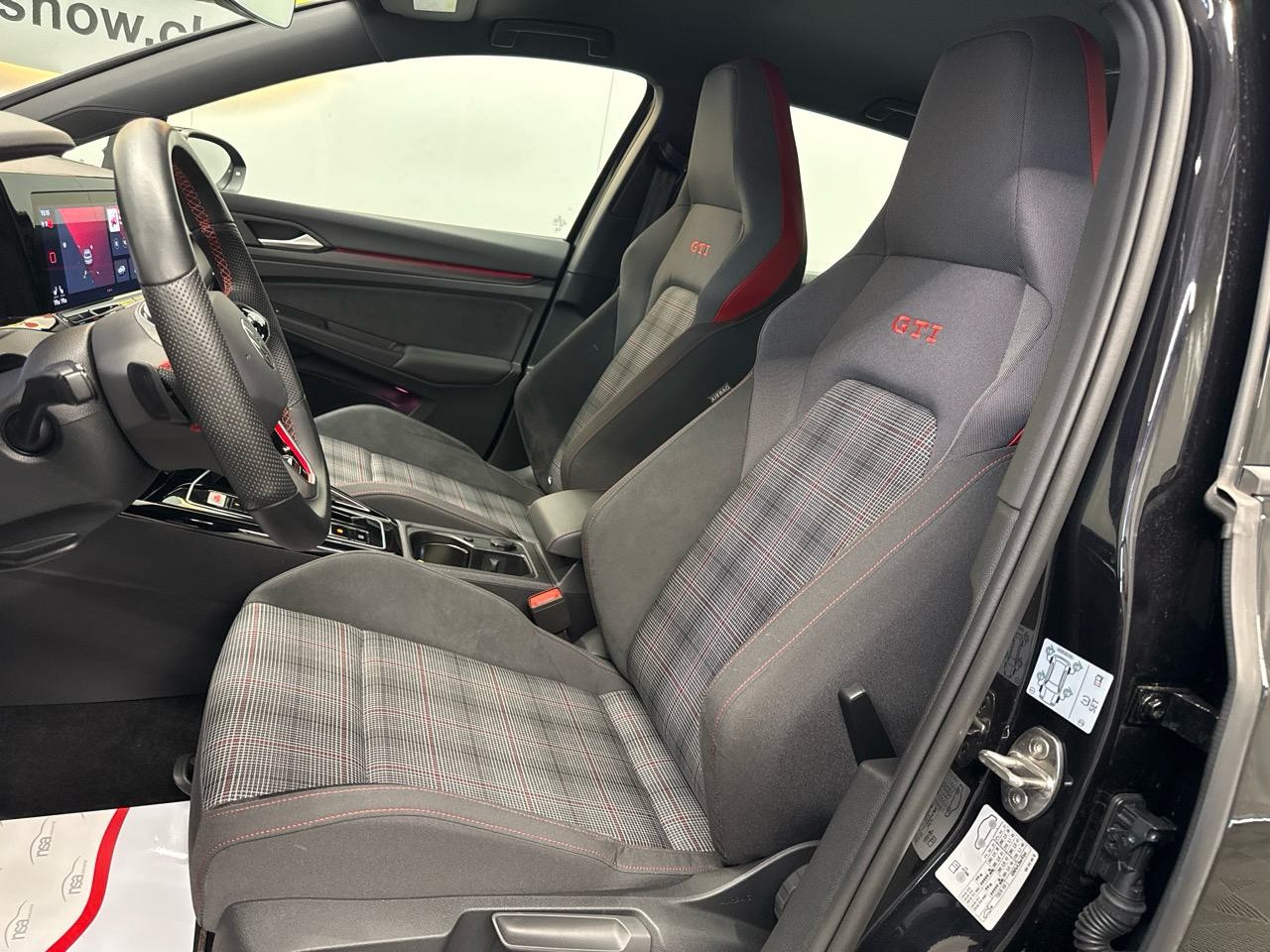 VW Golf 2.0 TSI GTI Black Style Edition-showroom-element-3