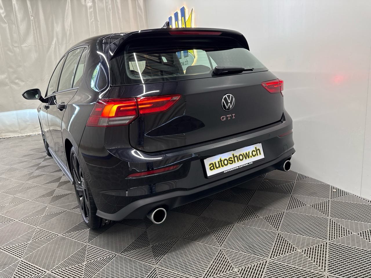 VW Golf 2.0 TSI GTI Black Style Edition-image-13