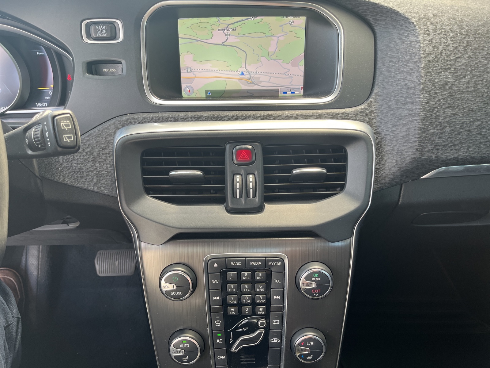 VOLVO V40 D3 Summum Geartronic-image-9