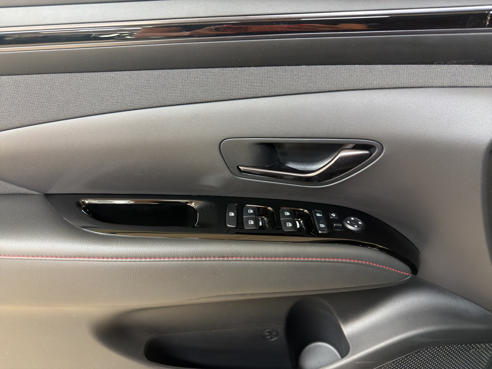 HYUNDAI Tucson 1.6HEV NLi LUX 4WD-image-8