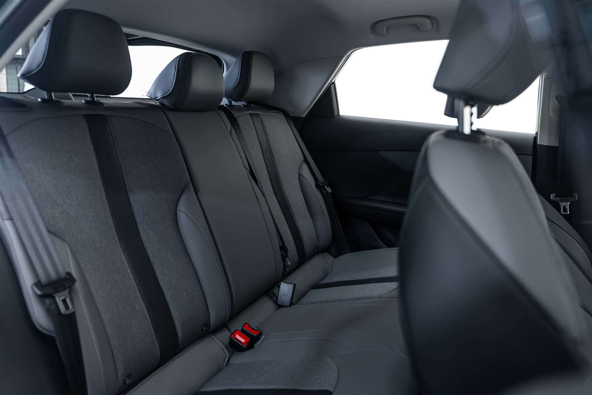 MG MG 4 EV 64kWh Premium Facelift Automat-image-13