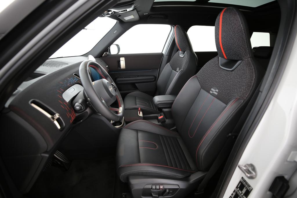 MINI Countryman F60 2.0i John Cooper Works ALL4-image-3