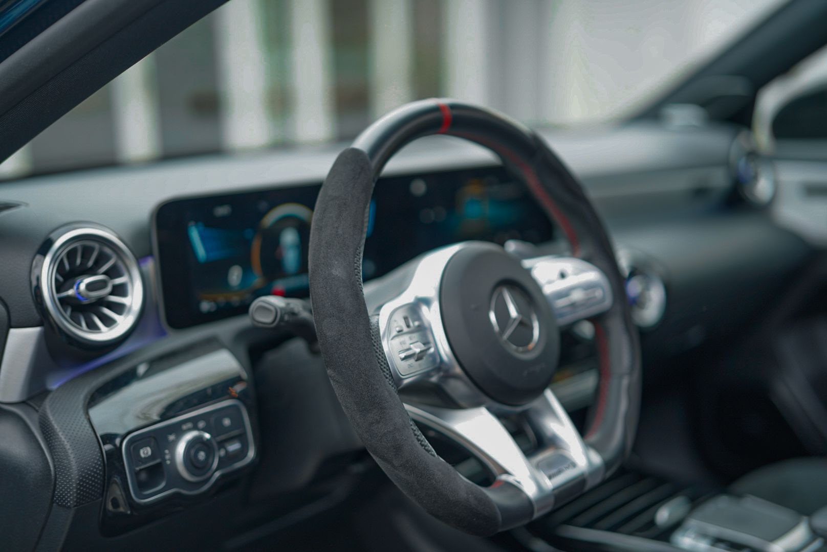 MERCEDES-BENZ A 35 AMG 4matic-image-3