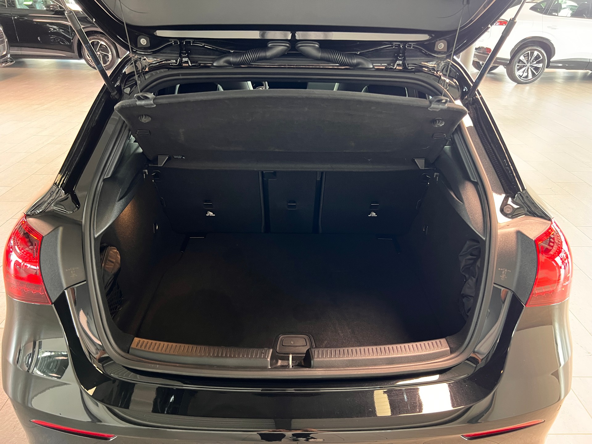 MERCEDES-BENZ A 220 4Matic 8G-DCT-image-6
