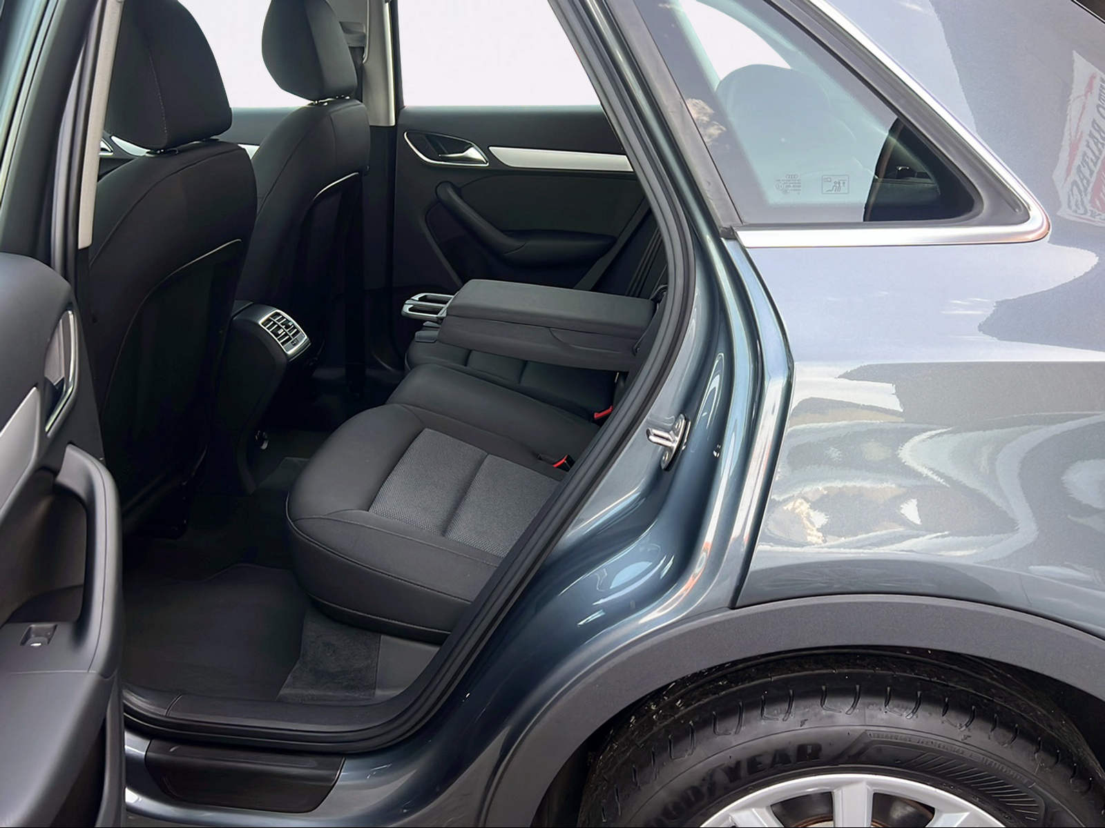 AUDI Q3 2.0 TFSI quattro S-tronic-image-7