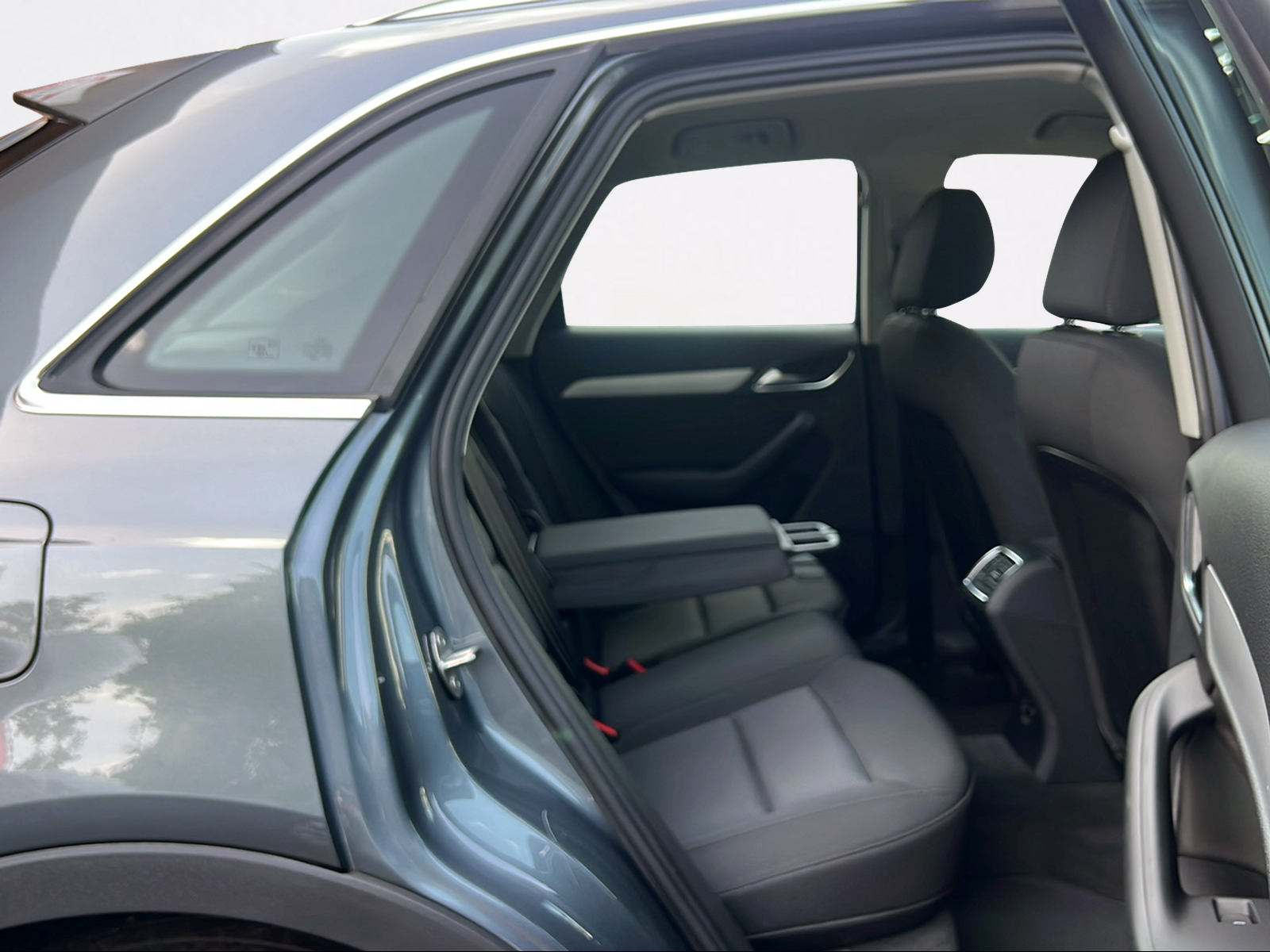 AUDI Q3 2.0 TFSI quattro S-tronic-image-4