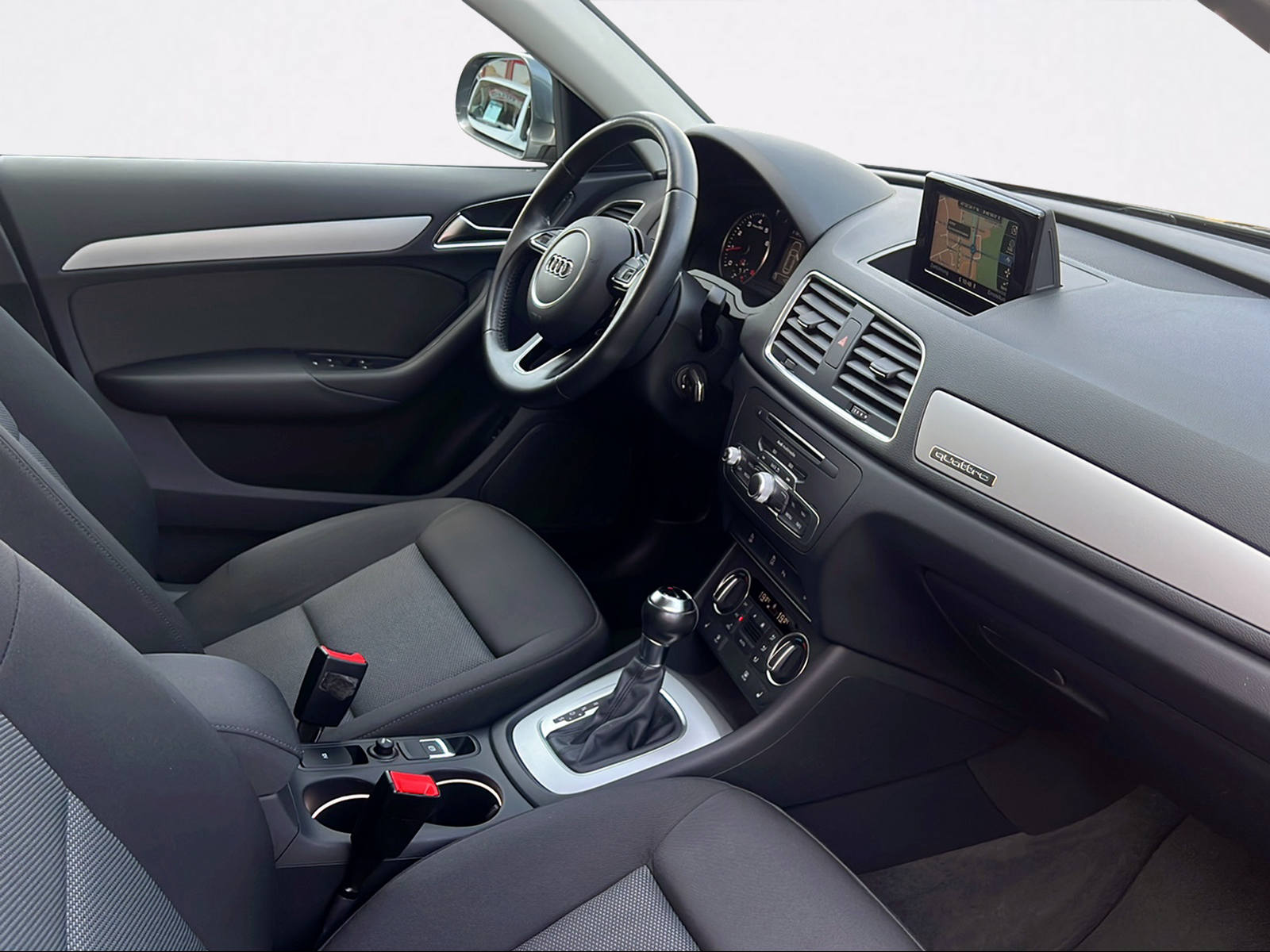 AUDI Q3 2.0 TFSI quattro S-tronic-image-2
