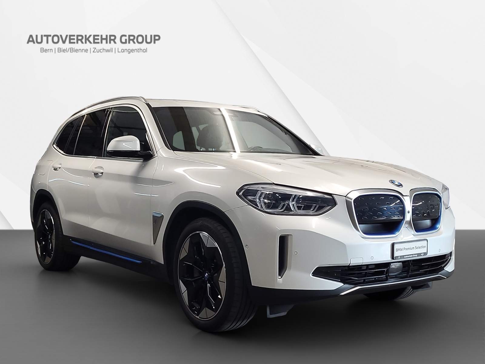 BMW iX3 Impressive-showroom-element-2