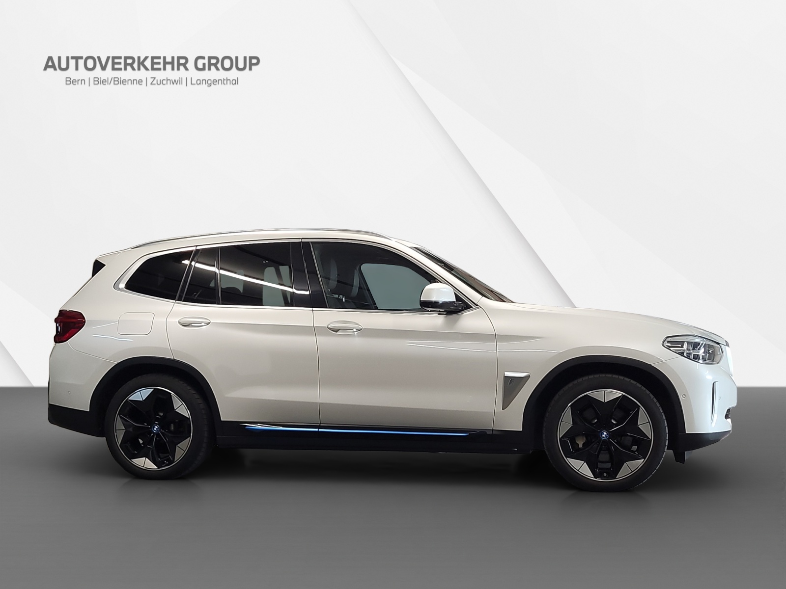 BMW iX3 Impressive-showroom-element-3
