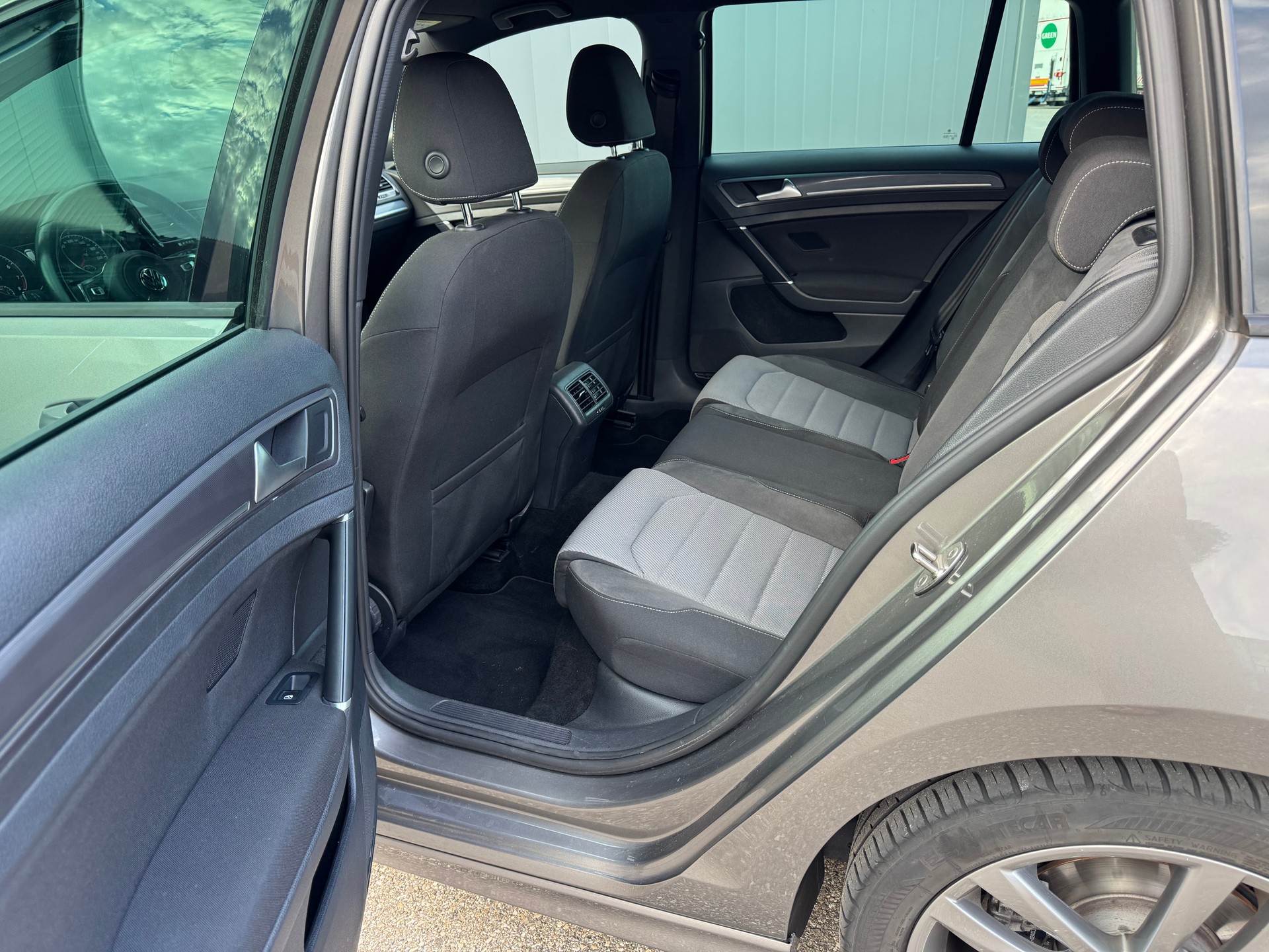 VW 1.4 TSI 150 Lounge R-Line DSG-image-3