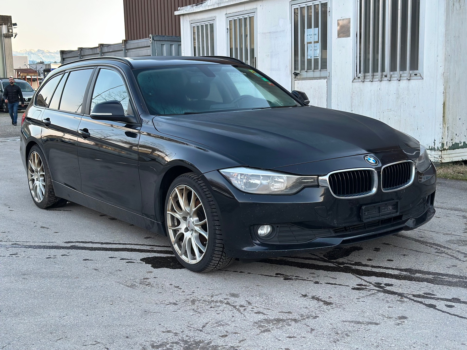 BMW 320d Efficient Dynamics Touring-image-6