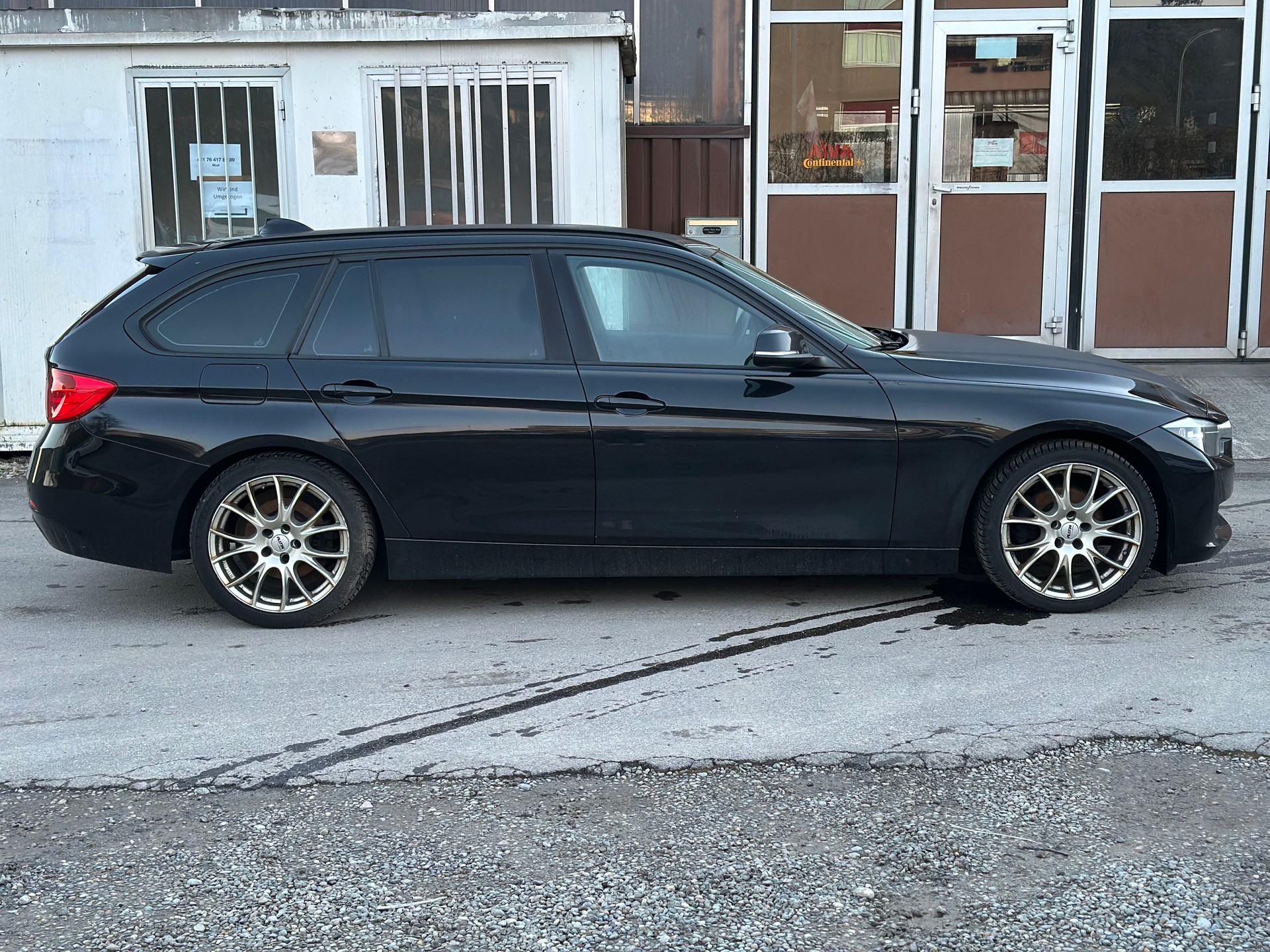 BMW 320d Efficient Dynamics Touring-image-3