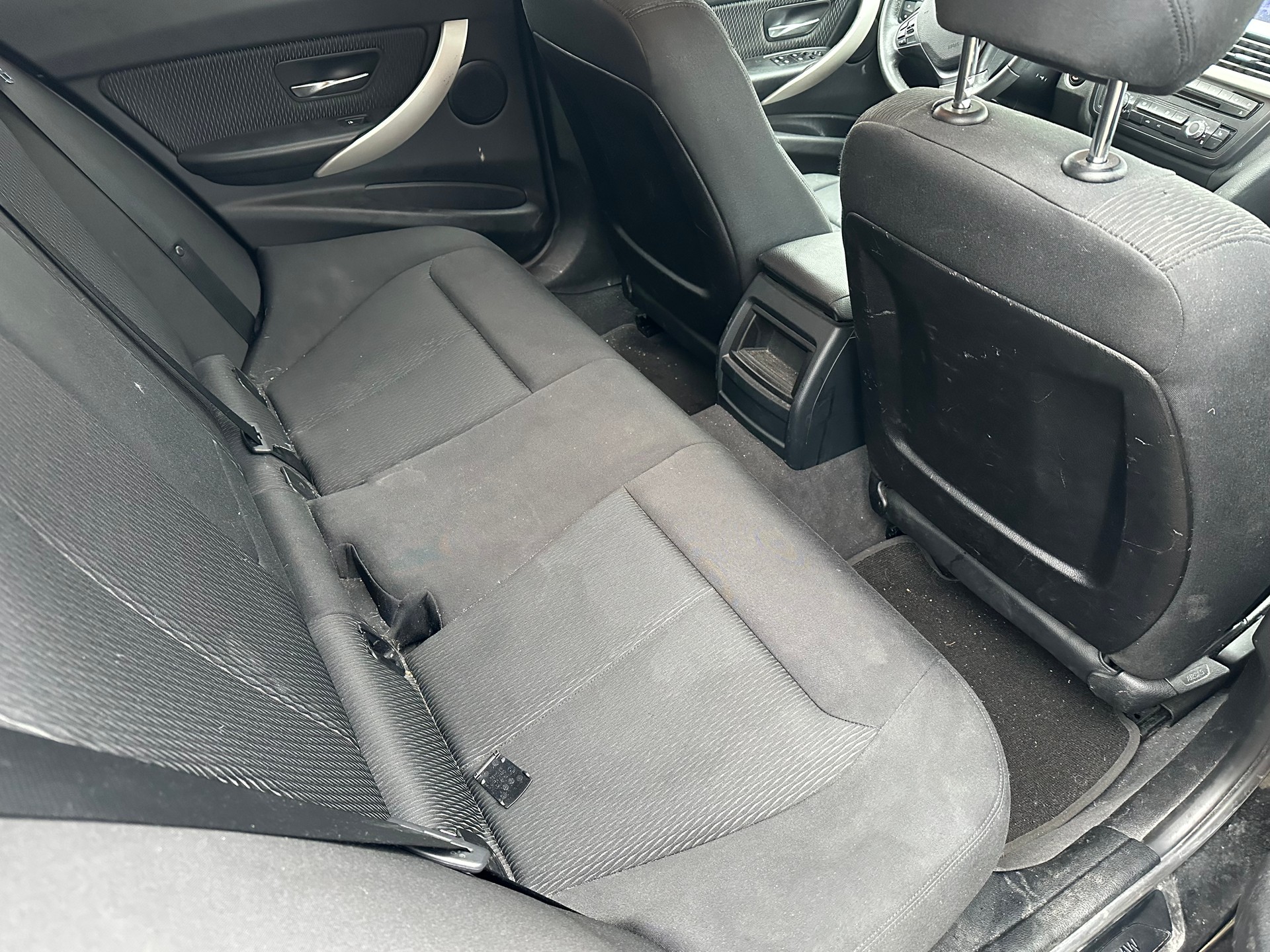 BMW 320d Efficient Dynamics Touring-image-10