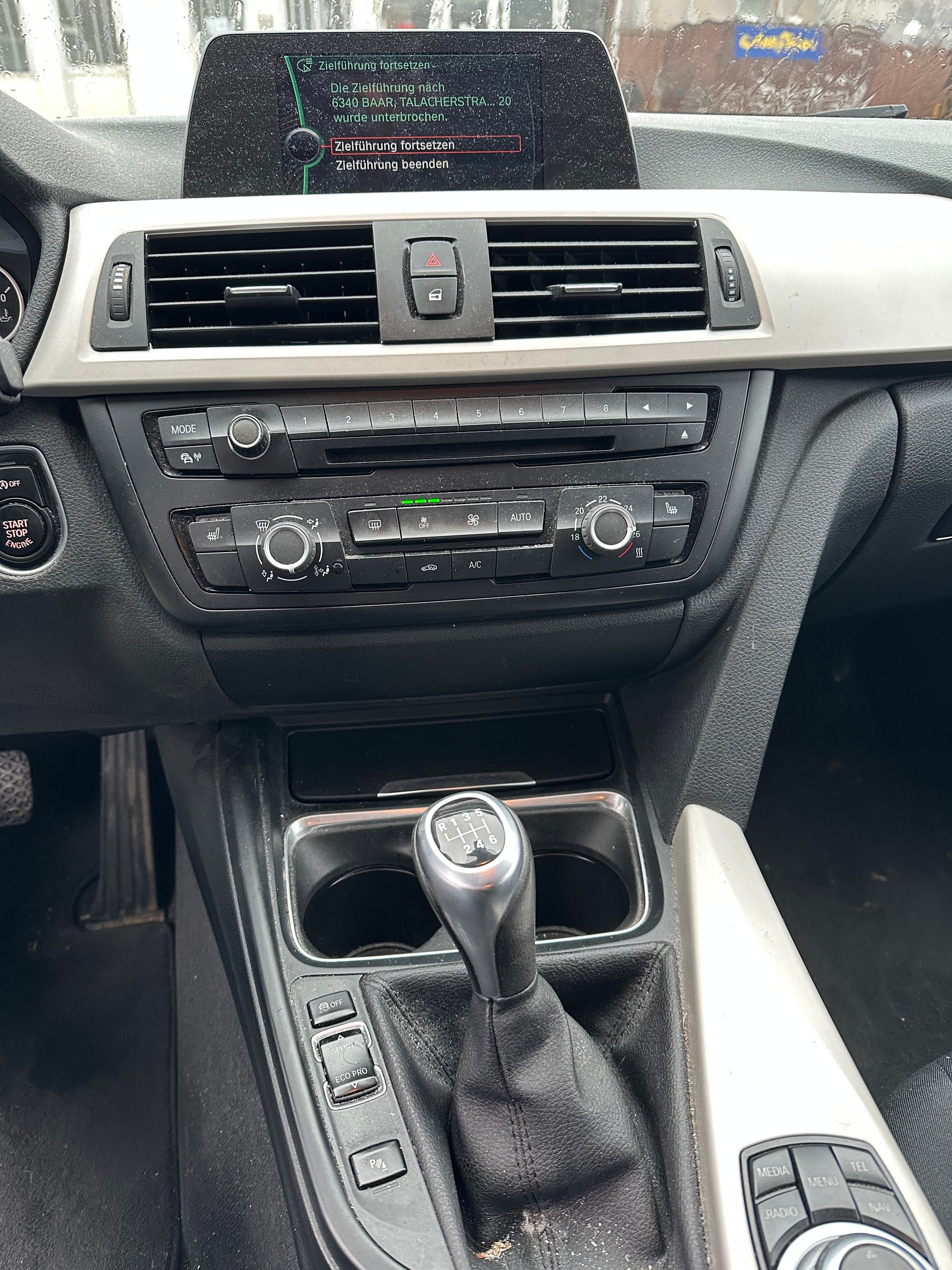 BMW 320d Efficient Dynamics Touring-image-9