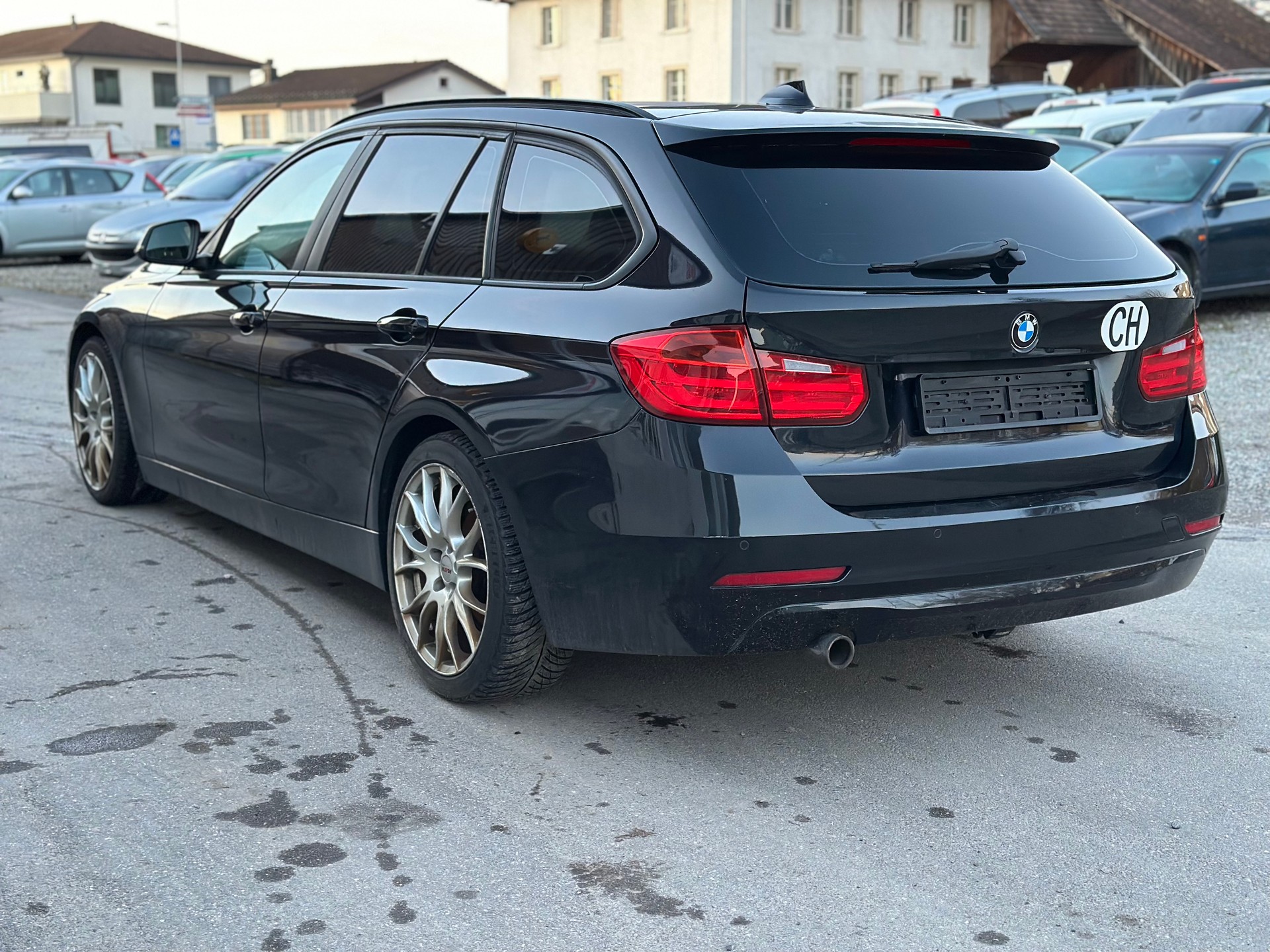 BMW 320d Efficient Dynamics Touring-image-1