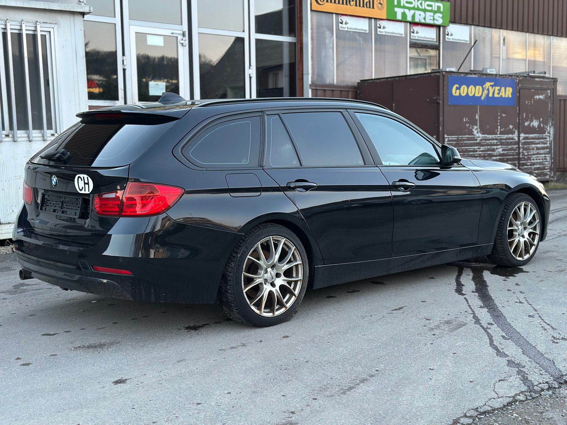 BMW 320d Efficient Dynamics Touring-image-2