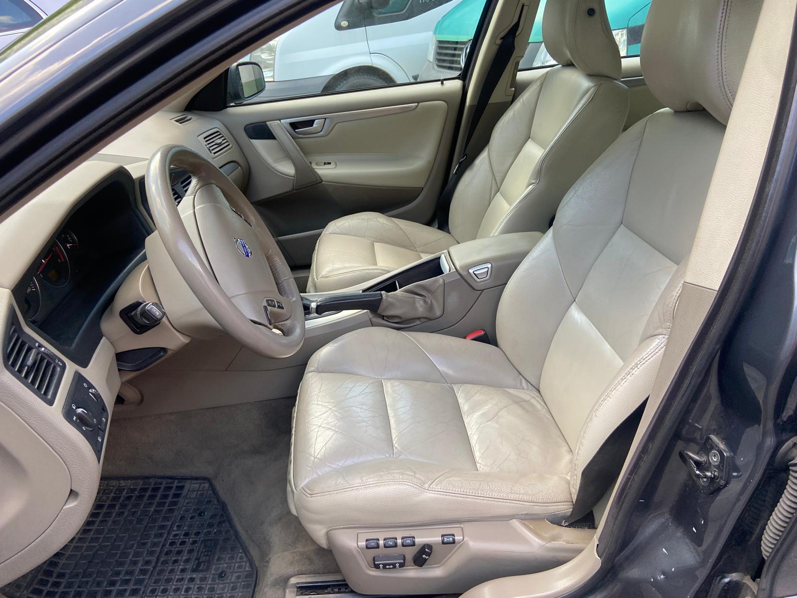 VOLVO V70 2.0T Summum-image-6
