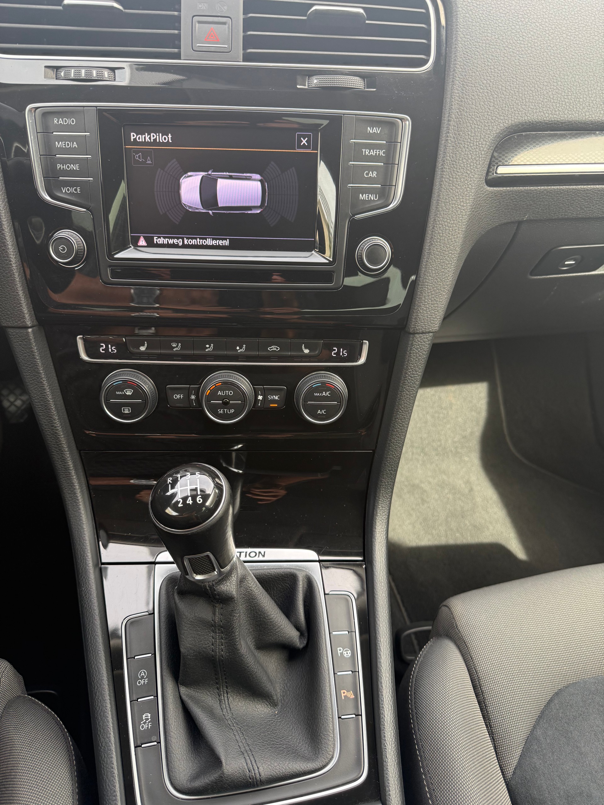 VW Golf 2.0 TDI Comfortline 4Motion-image-9