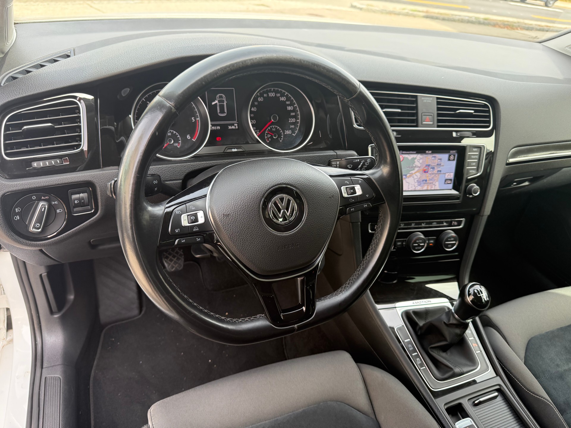 VW Golf 2.0 TDI Comfortline 4Motion-image-10
