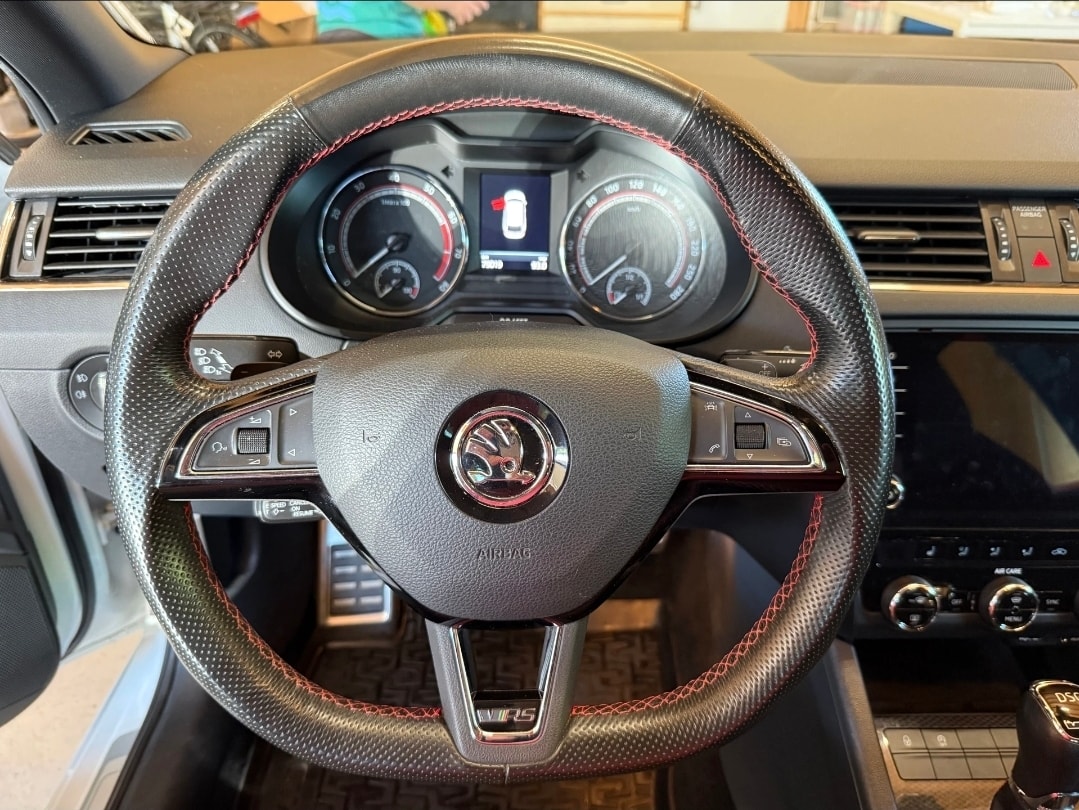 SKODA Octavia Combi 2.0 TSI RS DSG-image-9