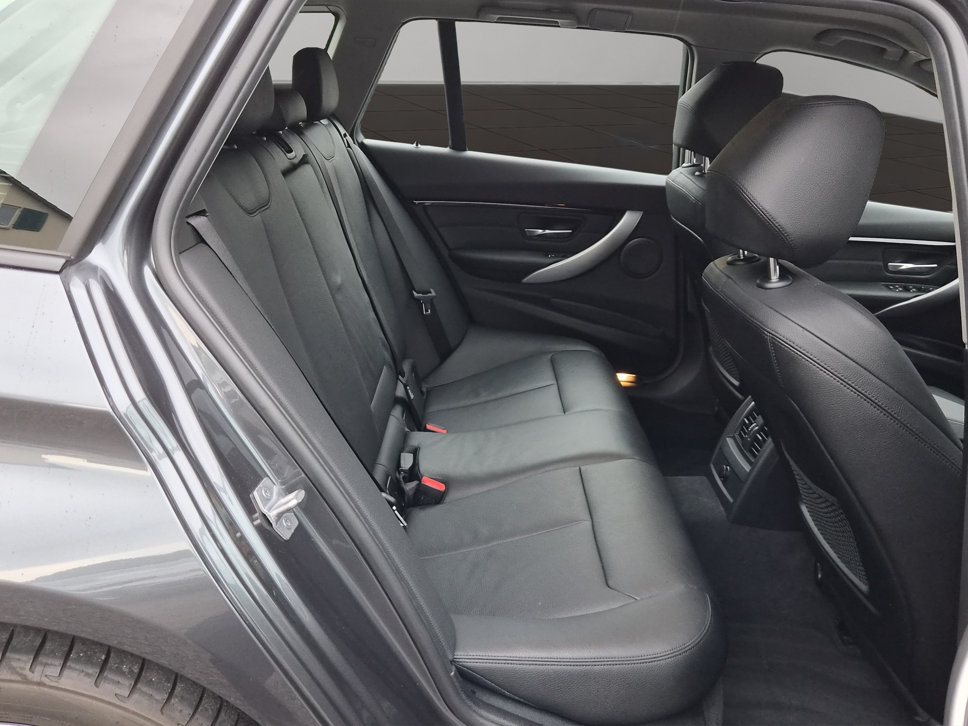 BMW 320i xDrive Touring Edition Sport Line-image-21