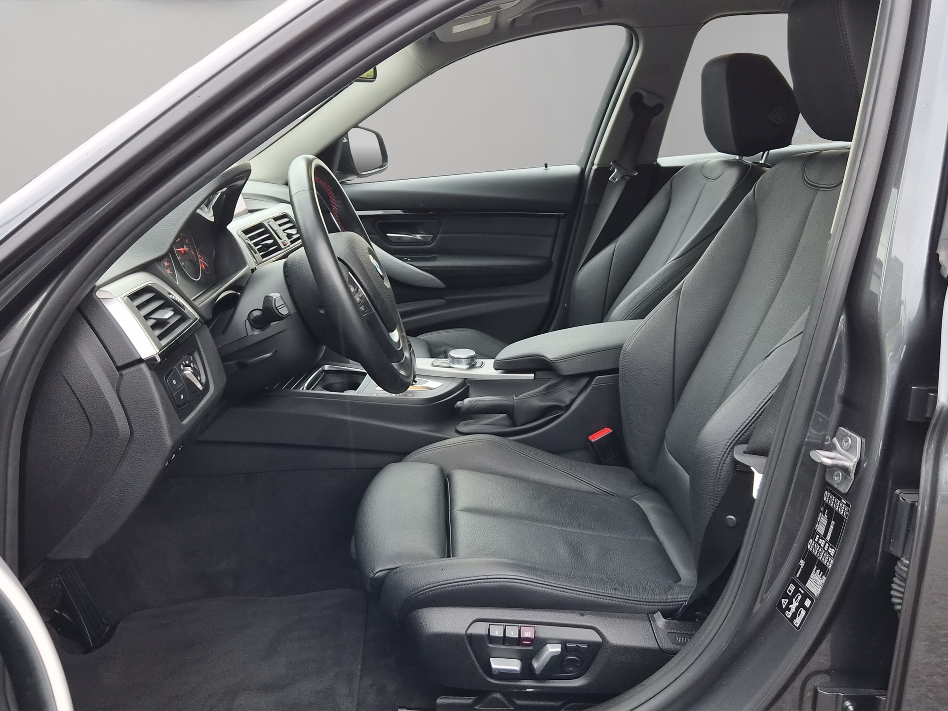BMW 320i xDrive Touring Edition Sport Line-image-10
