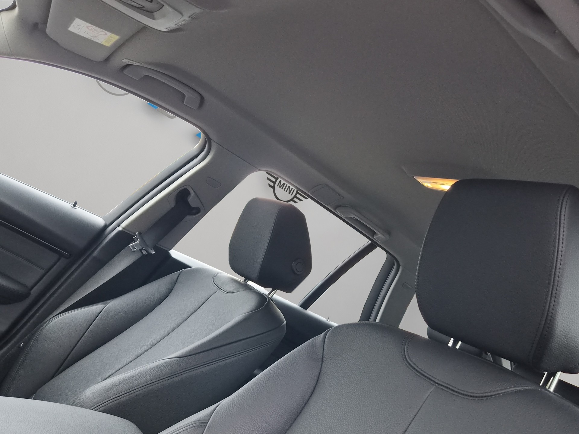 BMW 320i xDrive Touring Edition Sport Line-image-12