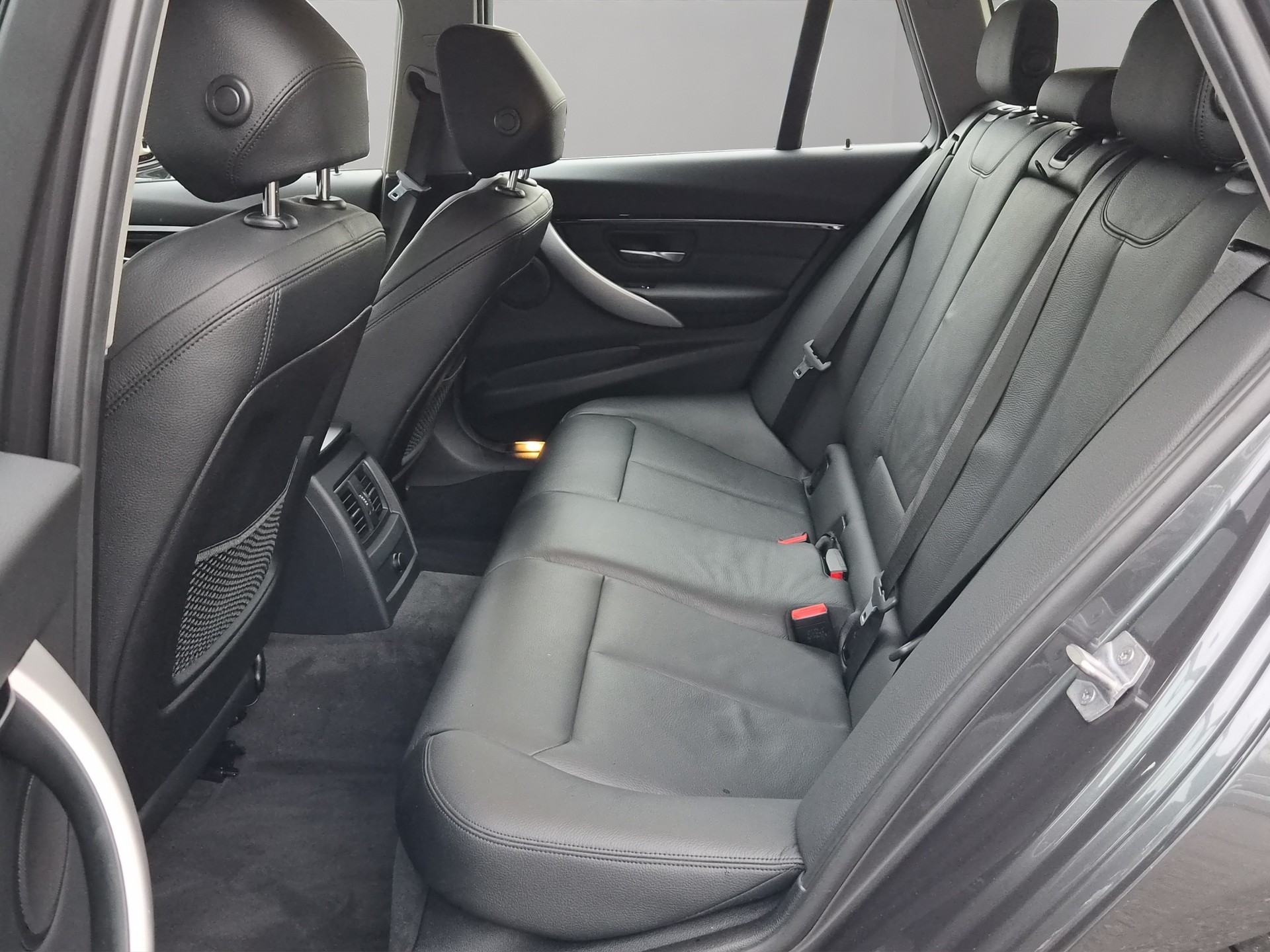 BMW 320i xDrive Touring Edition Sport Line-image-18