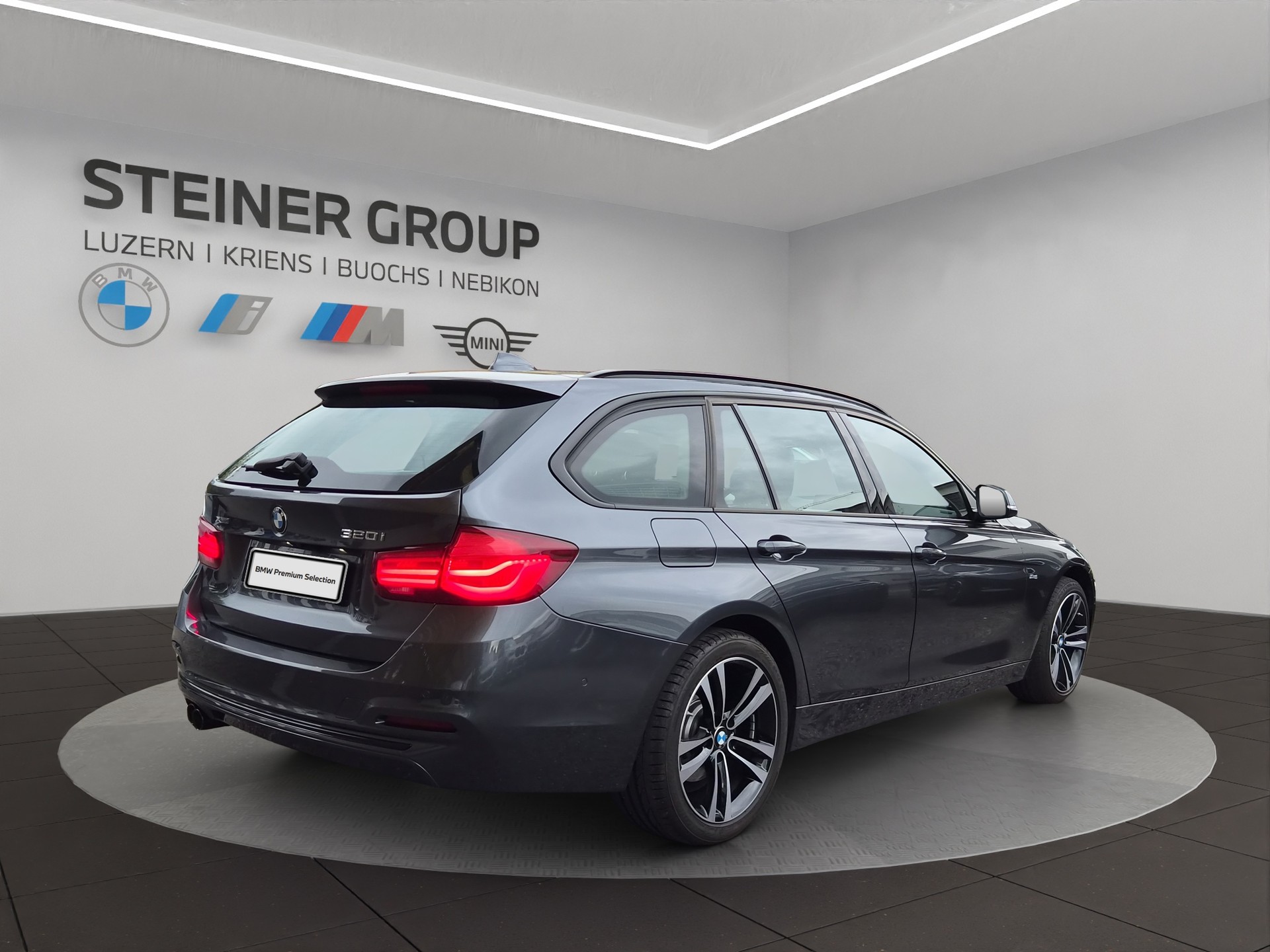 BMW 320i xDrive Touring Edition Sport Line-image-4