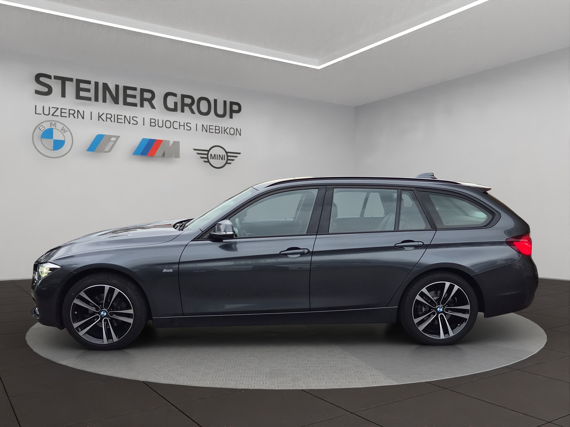 BMW 320i xDrive Touring Edition Sport Line-image-7
