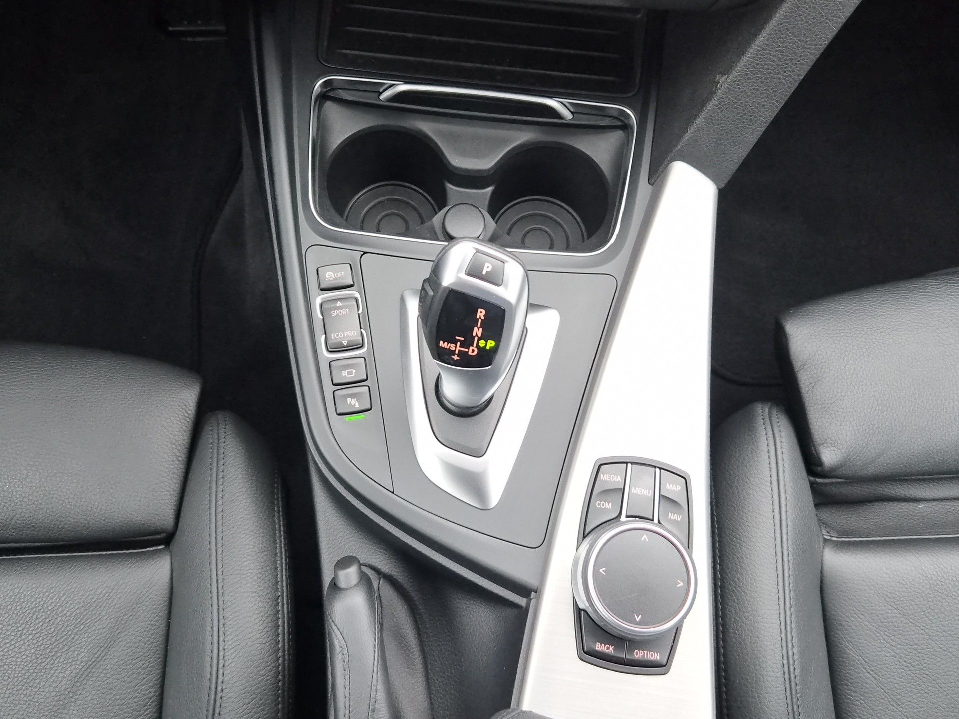 BMW 320i xDrive Touring Edition Sport Line-image-16