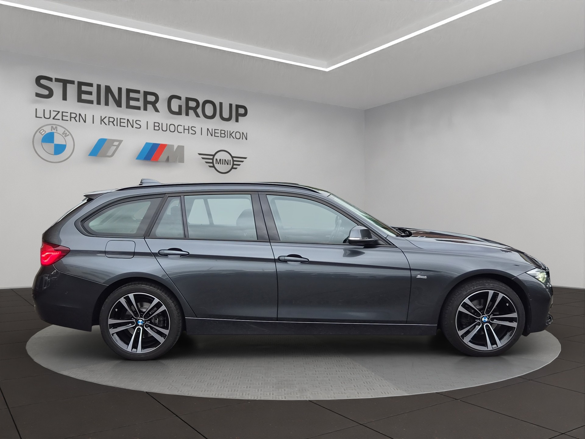 BMW 320i xDrive Touring Edition Sport Line-image-3