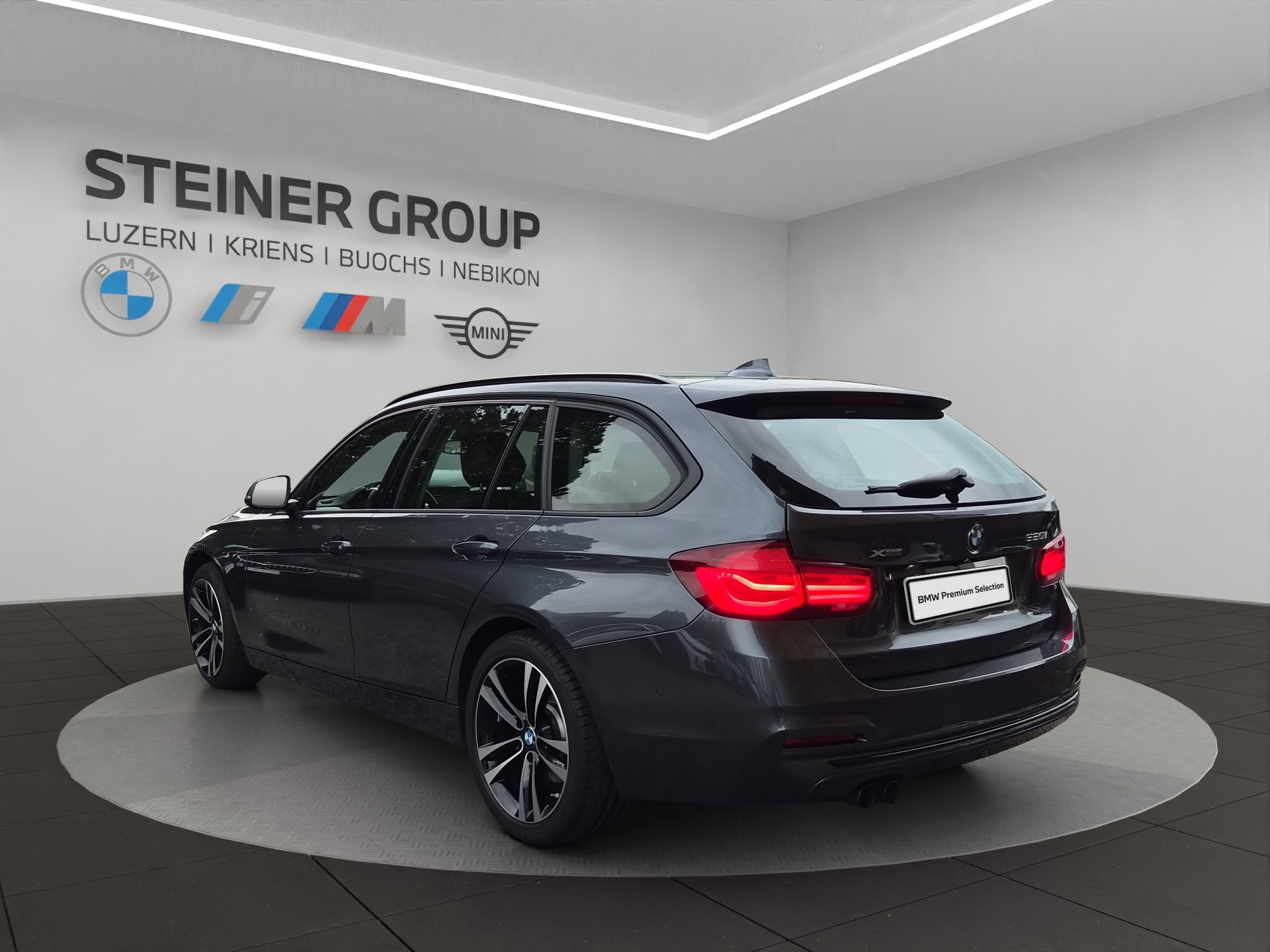BMW 320i xDrive Touring Edition Sport Line-image-6
