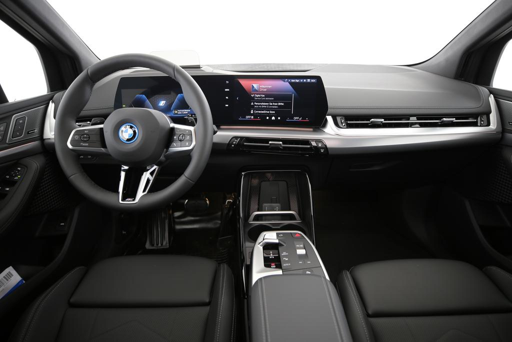 BMW 230e xDrive Active Tourer-image-2