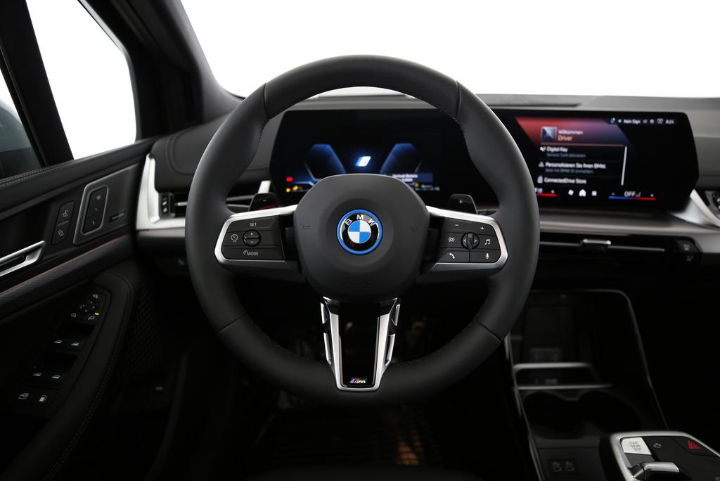 BMW 230e xDrive Active Tourer-image-3