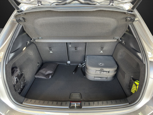 MERCEDES-BENZ GLA 250 e EQ Star 8G-DCT-image-12