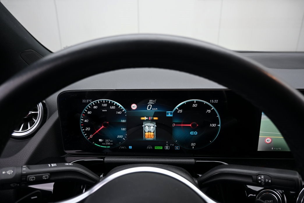 MERCEDES-BENZ EQA 250-image-10