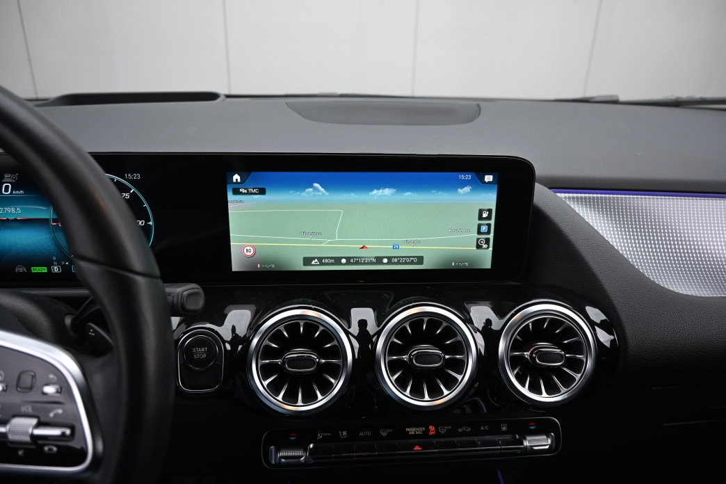 MERCEDES-BENZ EQA 250-image-12