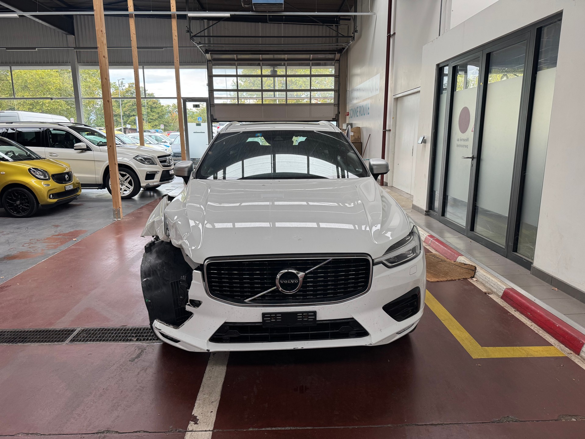 VOLVO XC90 D4 FWD R-Design Geartronic-image-2