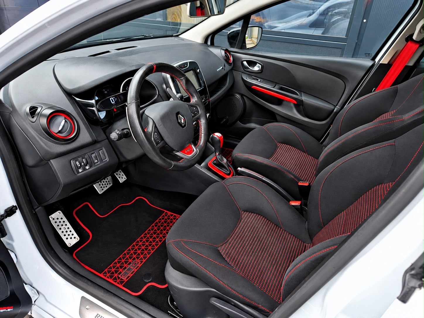 RENAULT Clio 1.6 T RS 200 EDC-image-13