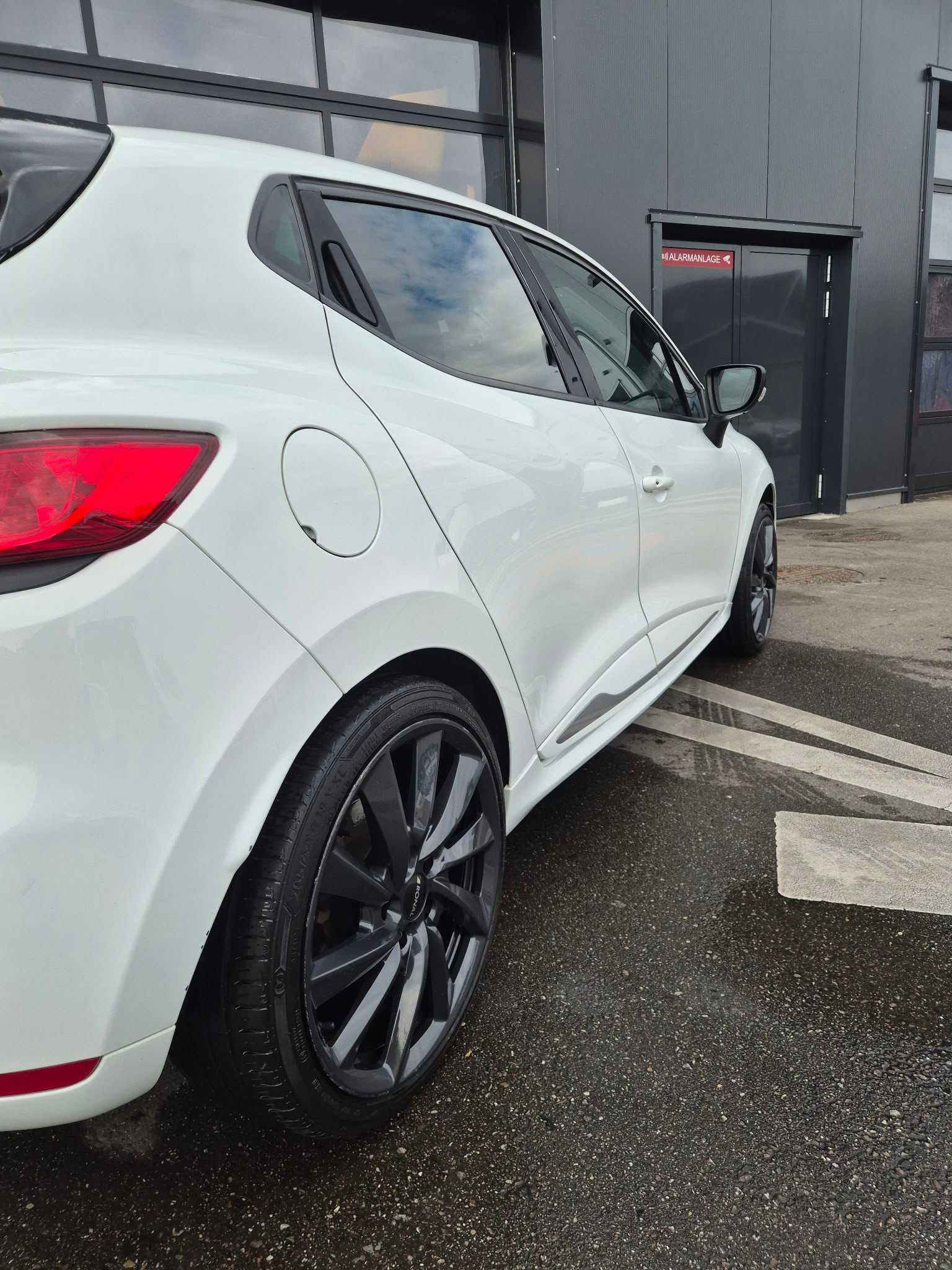 RENAULT Clio 1.6 T RS 200 EDC-image-9