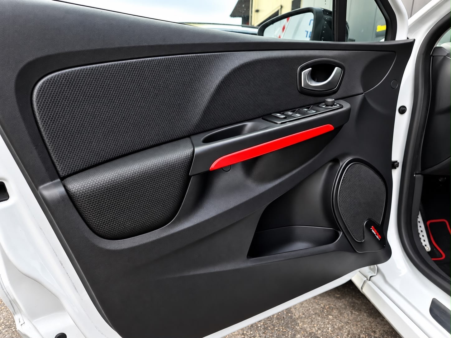RENAULT Clio 1.6 T RS 200 EDC-image-15