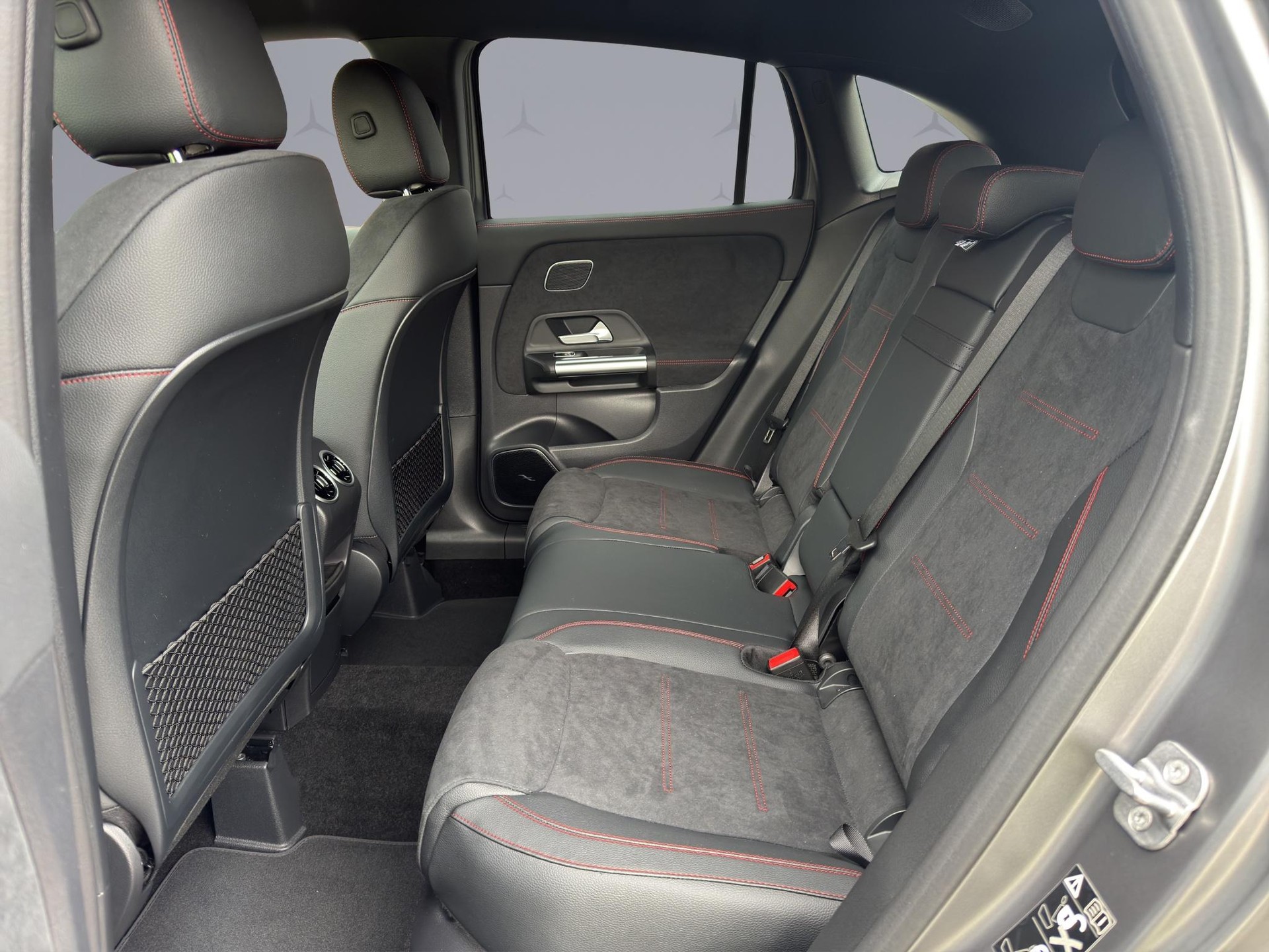 MERCEDES-BENZ GLA-Klasse H247 GLA 250 AMG Line 4matic-image-12