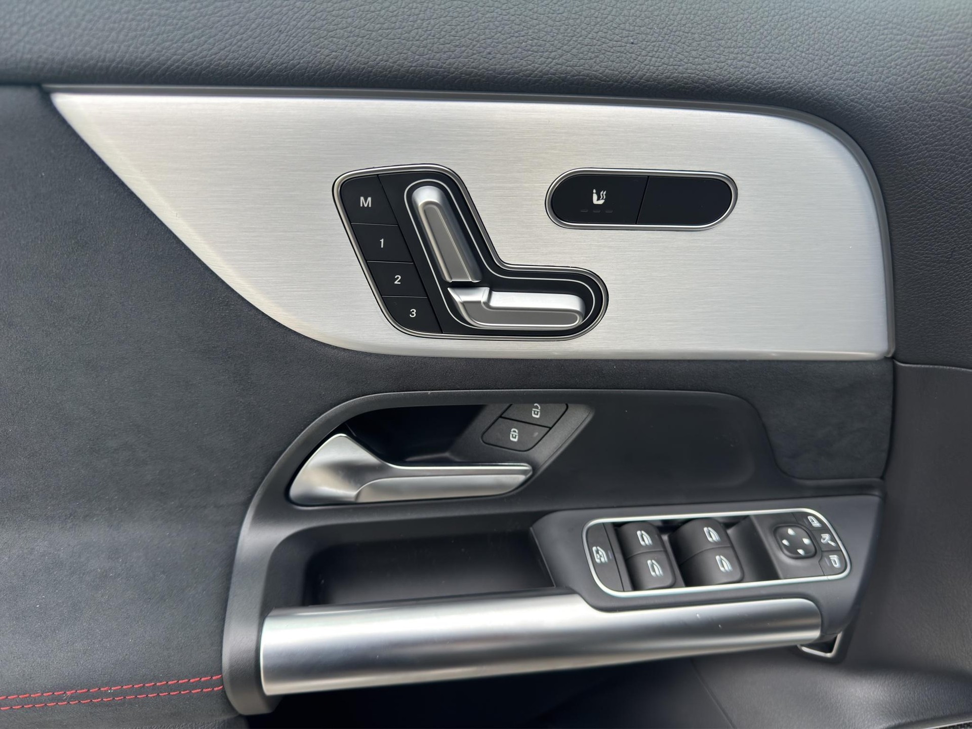 MERCEDES-BENZ GLA-Klasse H247 GLA 250 AMG Line 4matic-image-10