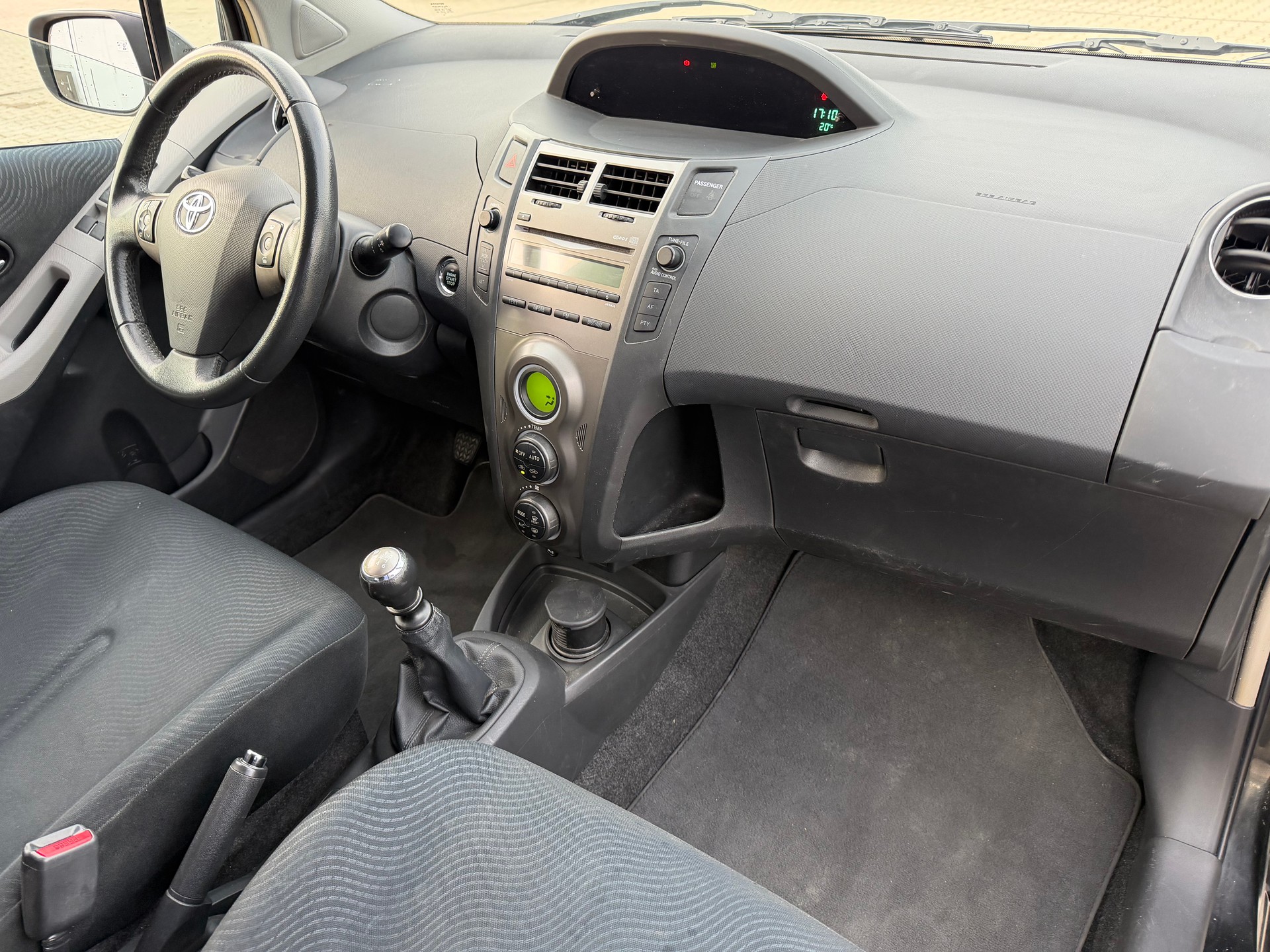 TOYOTA Yaris 1.33 S-image-4