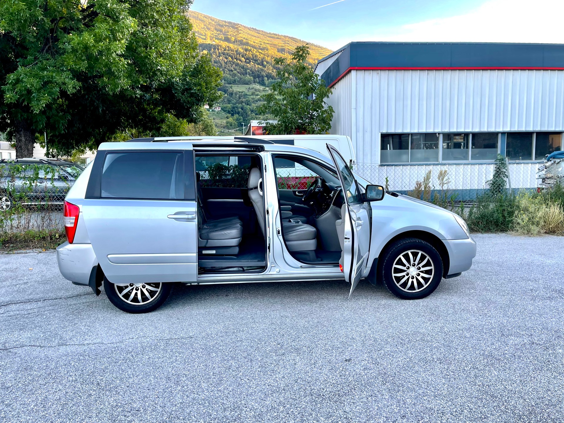 KIA Carnival 2.2 CRDi Style-image-8