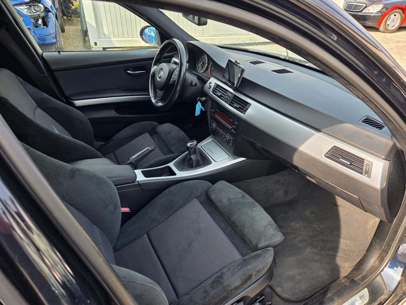 BMW 320si-image-13