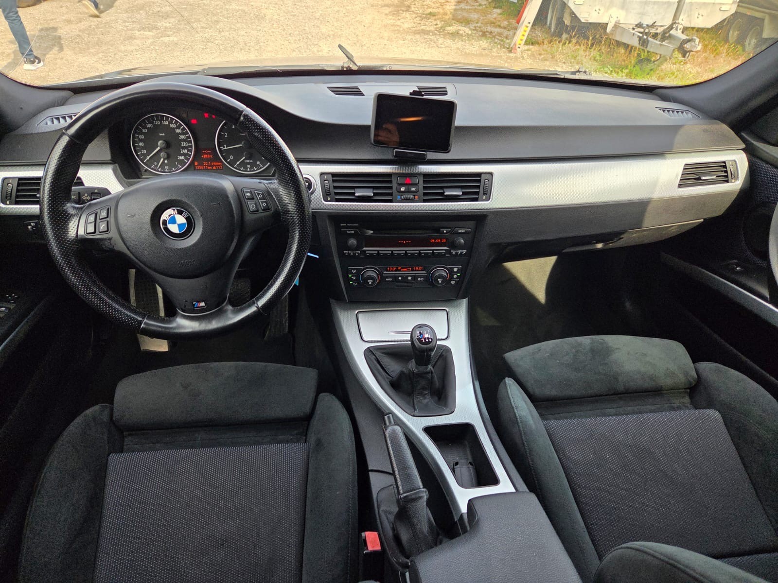 BMW 320si-image-12