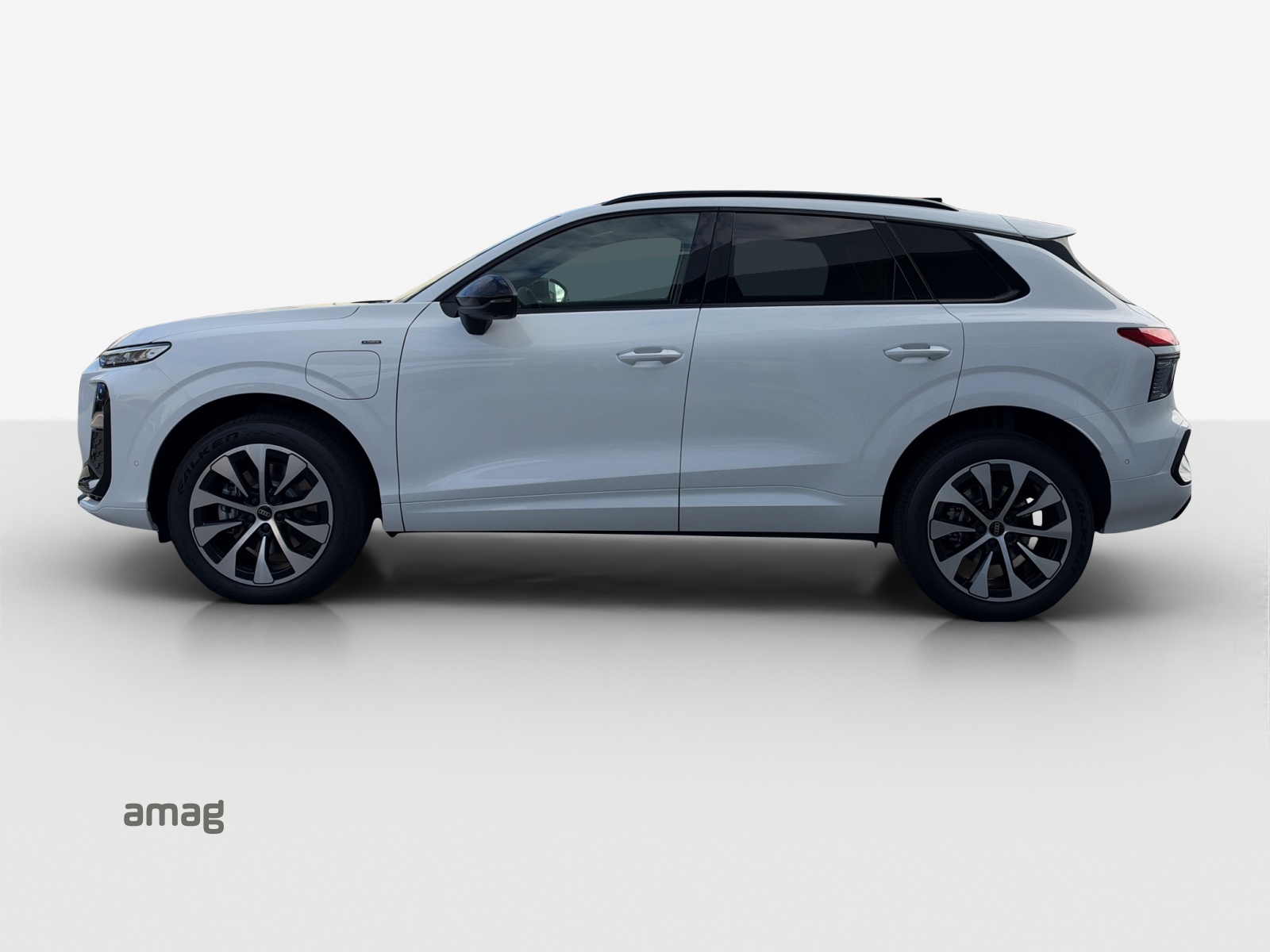 AUDI Q3 SUV e-hybrid 200 kW S tronig-showroom-element-1