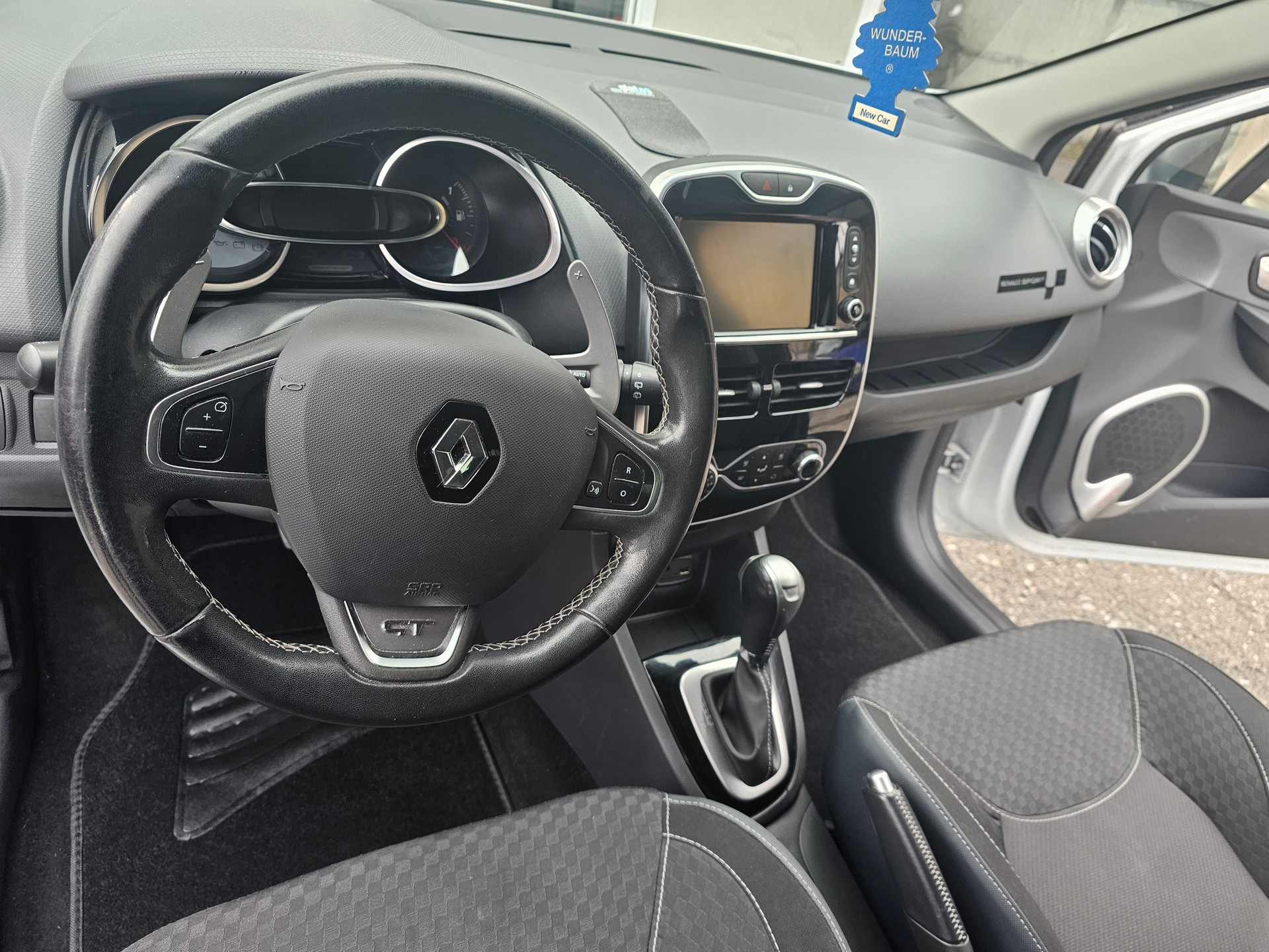RENAULT Clio 1.2 16V T Swiss Edition EDC-image-9